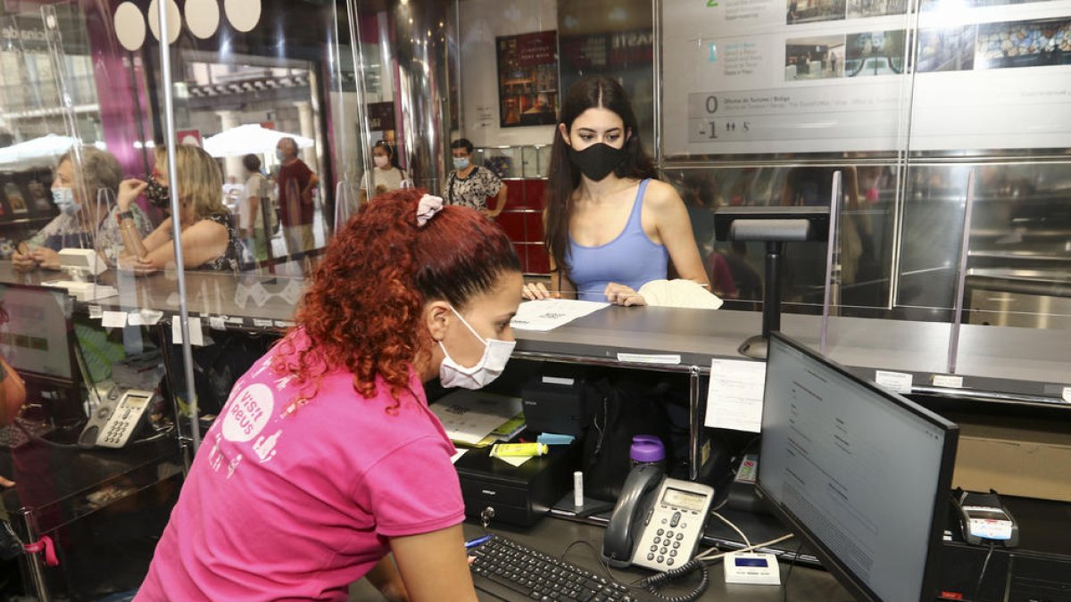 Més de 770 veïns recullen 3.116 'Bons Reus' el primer dia de campanya