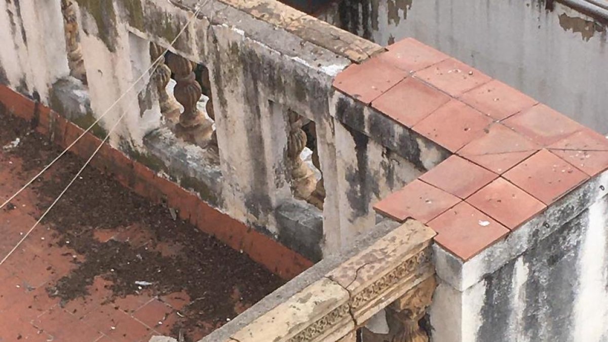 Parte de la balaustrada del edificio del Metropol cae en un patio particular