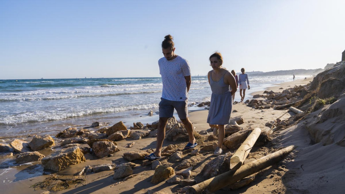 La pluja provoca el despreniment de roques d'un mur de la platja Llarga
