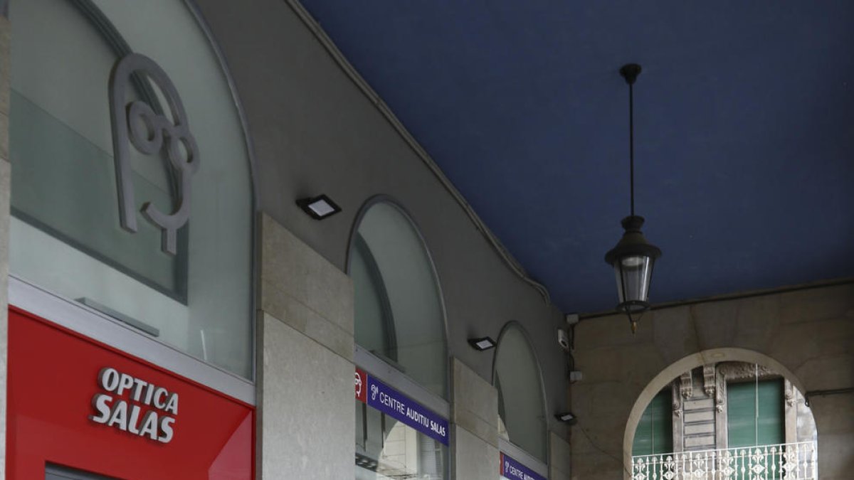 Las ópticas cierran «por|para la salud de todos» pero atienden urgencias en el teléfono