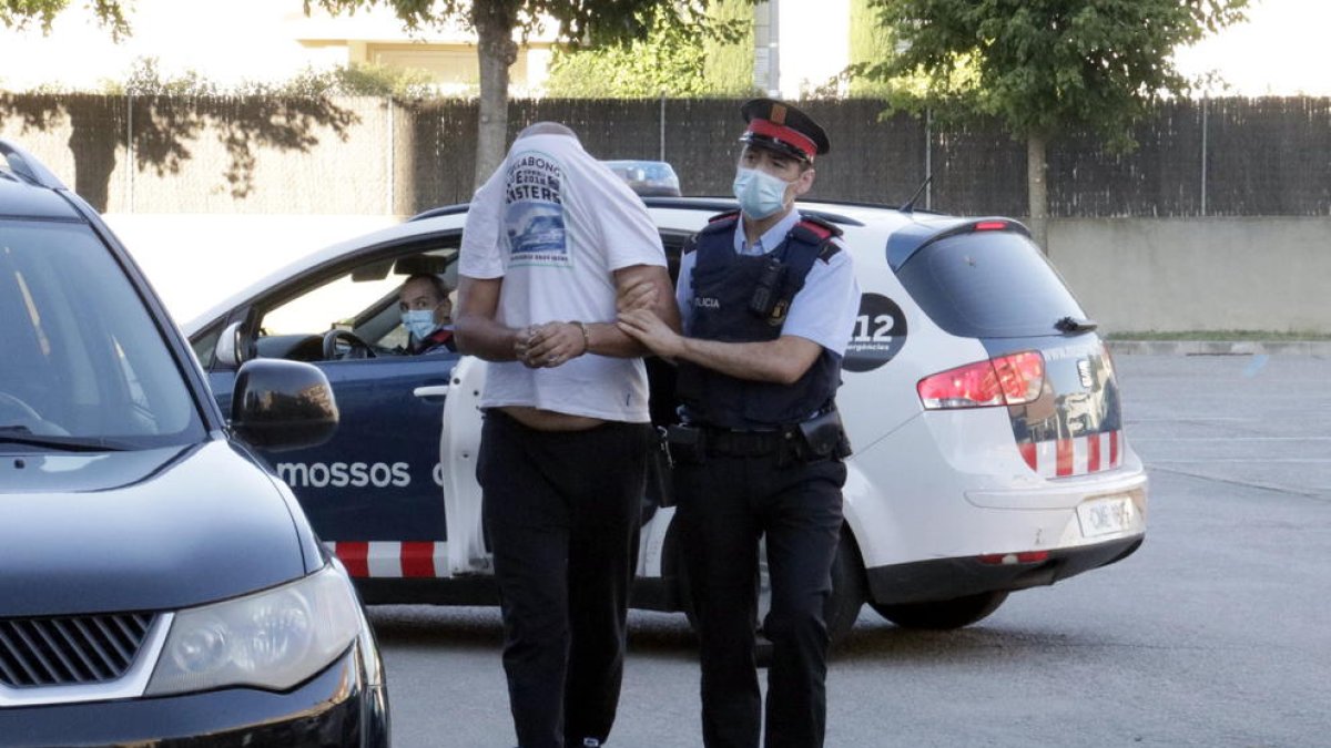 Investigan dos mossos|mozos más por|para la trama de tráfico de drogas en Santa Coloma de Farners