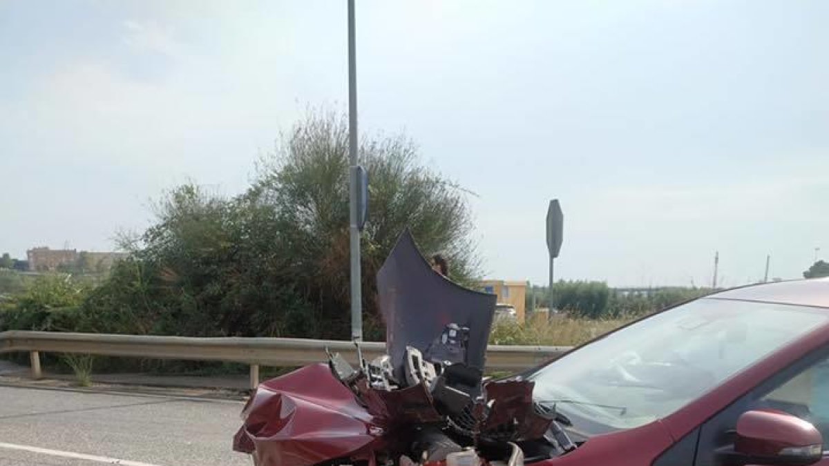 Un aparatós accident a l'Arboç deixa dues persones ferides