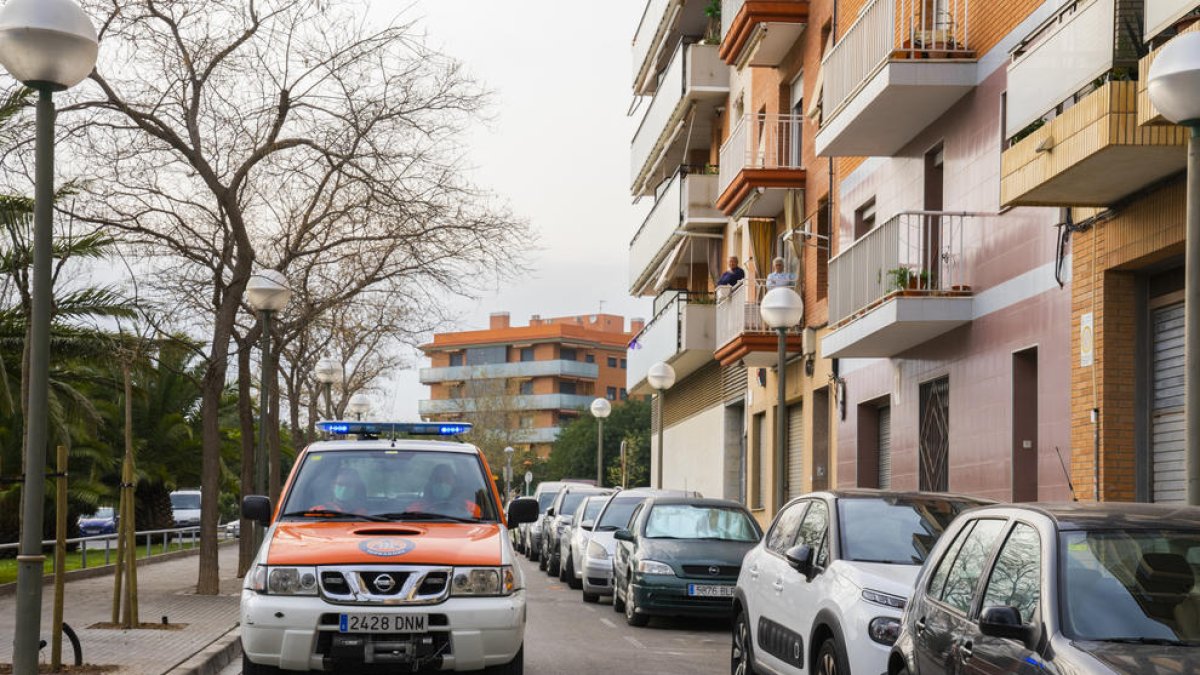 Protección Civil recorre|recurre las calles del barrios de Tarragona para recordar a la población que se confine