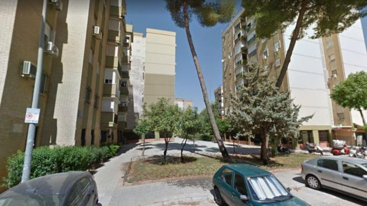 Moren una dona per causa natural i el seu pare dependent en mancar d'assistència en un pis de Sevilla