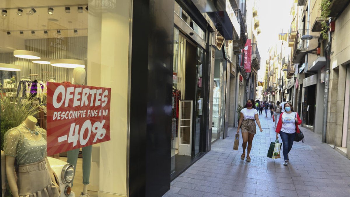 Los tenderos lamentan la autorización de rebajas al inicio de la desescalada