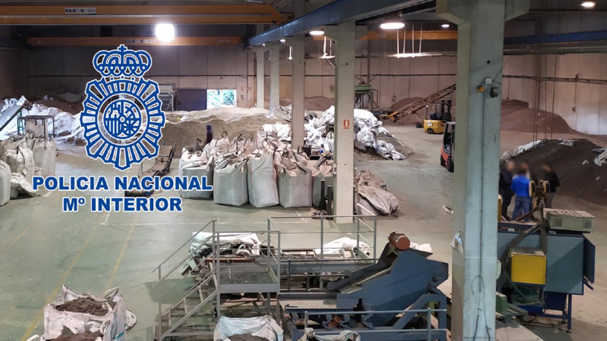 Detingudes tres persones d'una empresa per tenir dos treballadors de forma irregular i precària