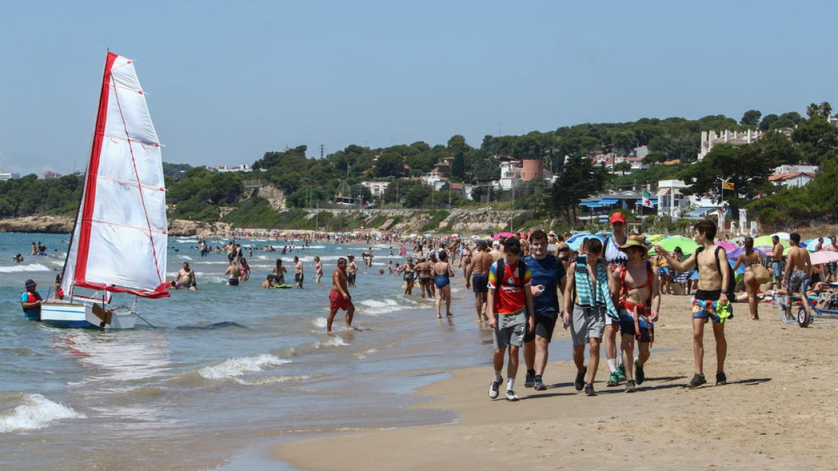 La distància social és gairebé impossible de mantenir a la Llarga