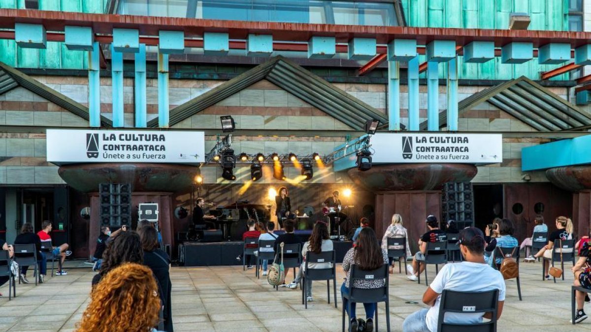 espectacles culturals a l'aire lliure, coronavirus, cadires, distància, mascareta