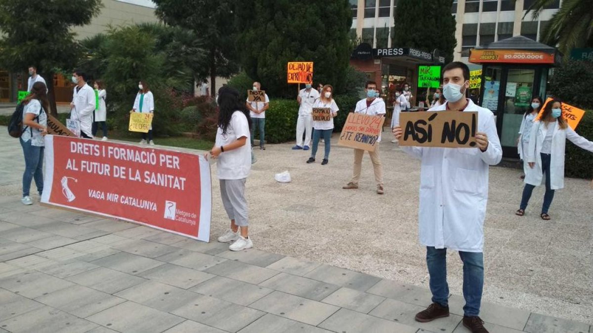 Los médicos residentes se concentran delante de las puertas del Hospital Joan XXIII