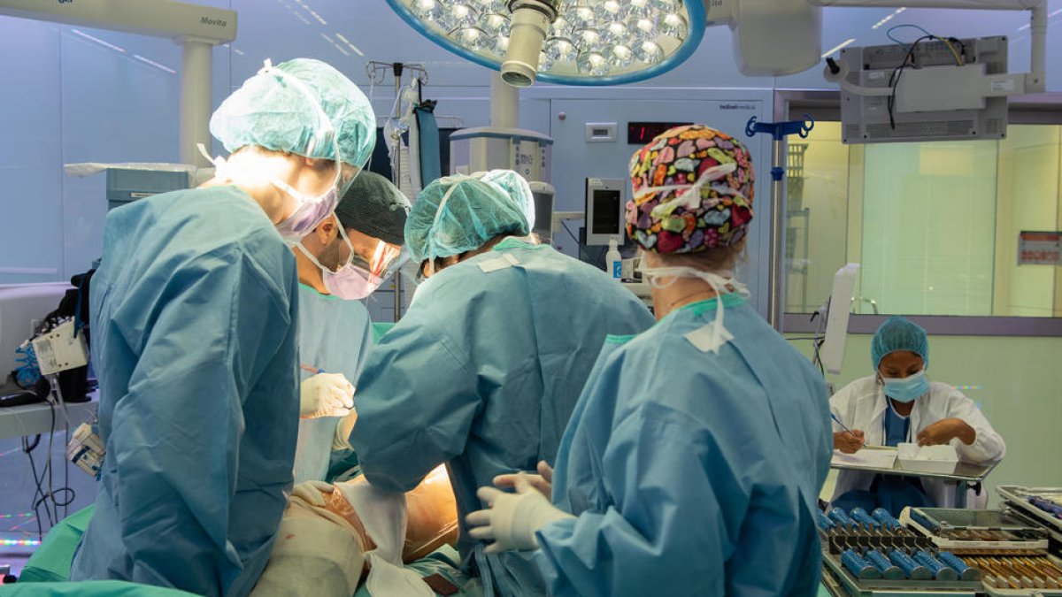El Clínic opera por primera vez al Estado una prótesis de cadera sin necesidad de hospitalización