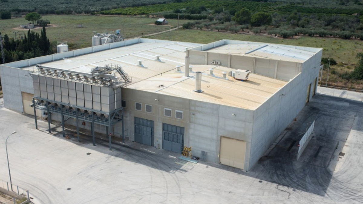 Desallotgen una empresa de Santa Bàrbara per un incendi en un camió de gas liquat