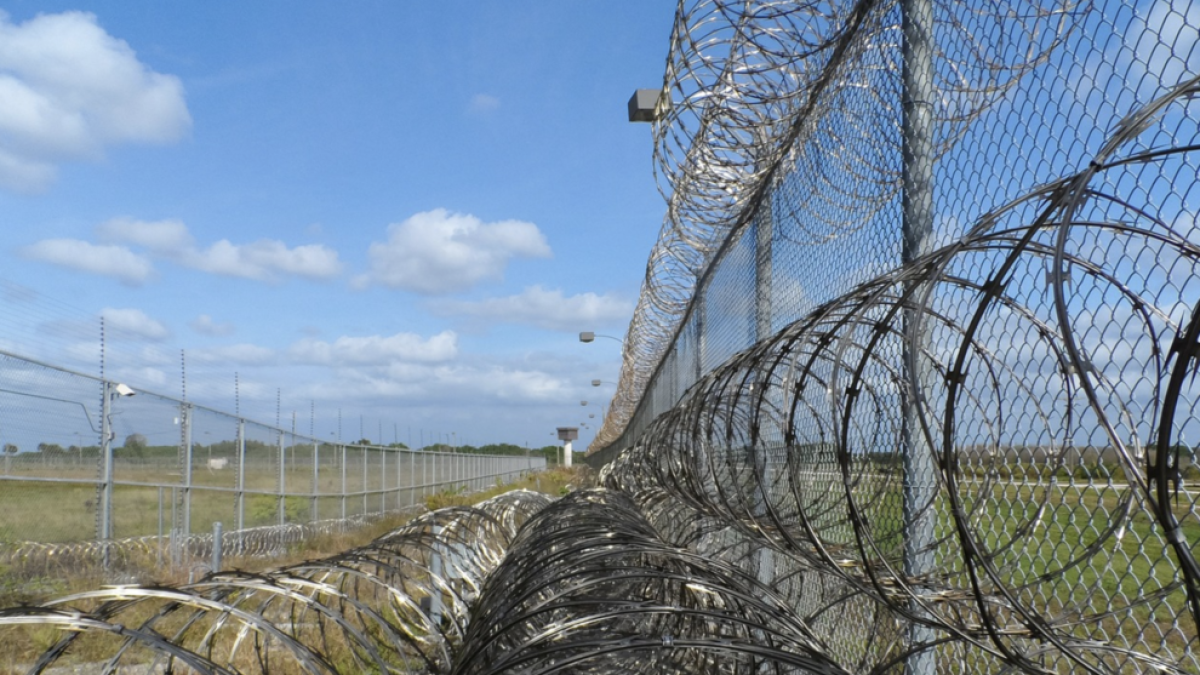 Un pres es fuga de la presó i envia una postal als directors del centre penitenciari des de Tailàndia