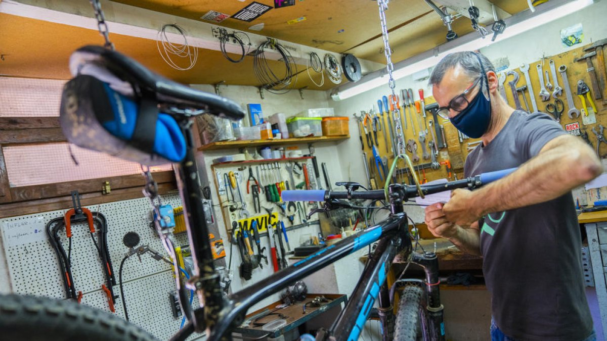 Las bicis guardadas en la buhardilla hace años vuelven a circular por las calles