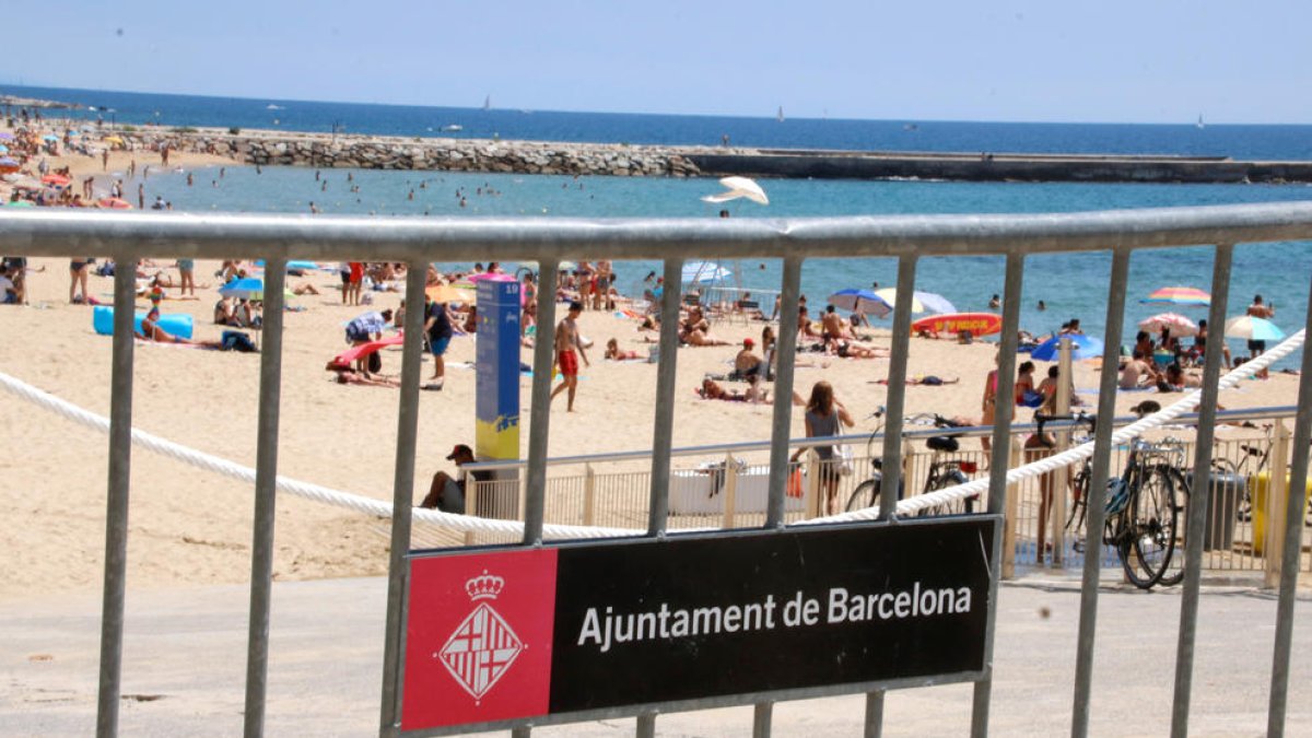 Barcelona reduce el aforo de las playas de la ciudad un 15%