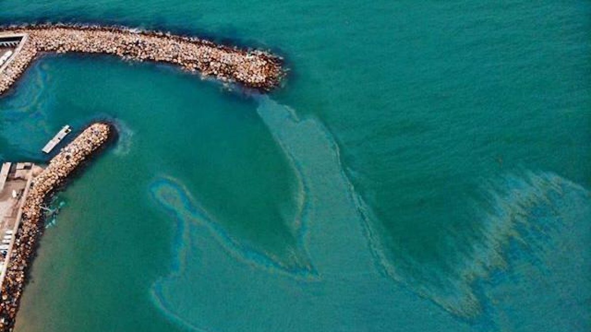 Apareix una taca de combustible a les aigües del Port de Tarragona