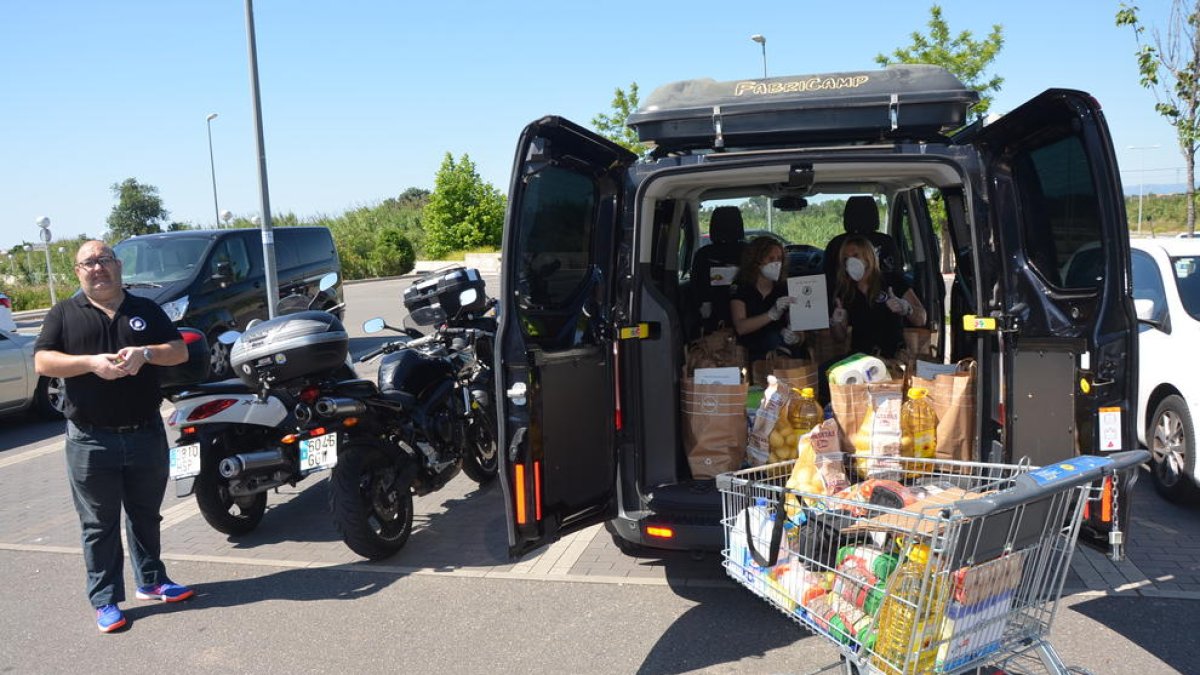 El Motor Club Barenys Salou reparteix menjar a les cinc primeres famílies