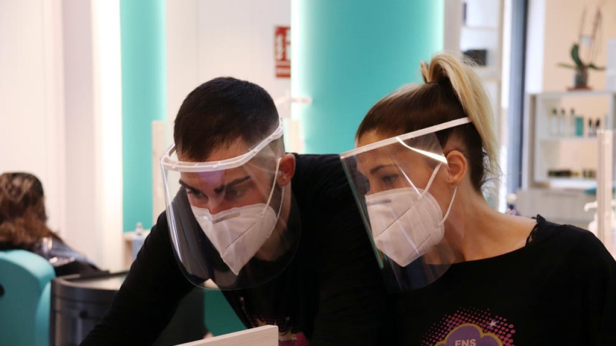 Diverses empreses tèxtils fabricaran 100 milions de mascaretes higièniques