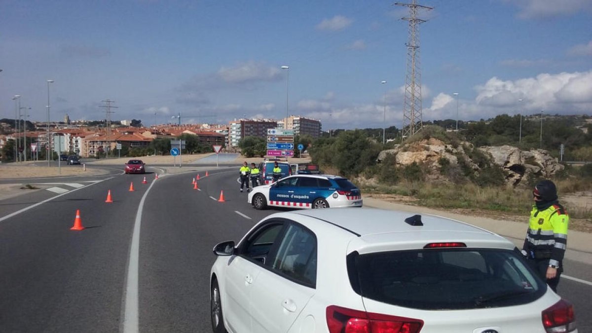 Tres detenidos y 228 denunciados por los Mossos por no respetar el confinamiento en el Campo y el Ebro