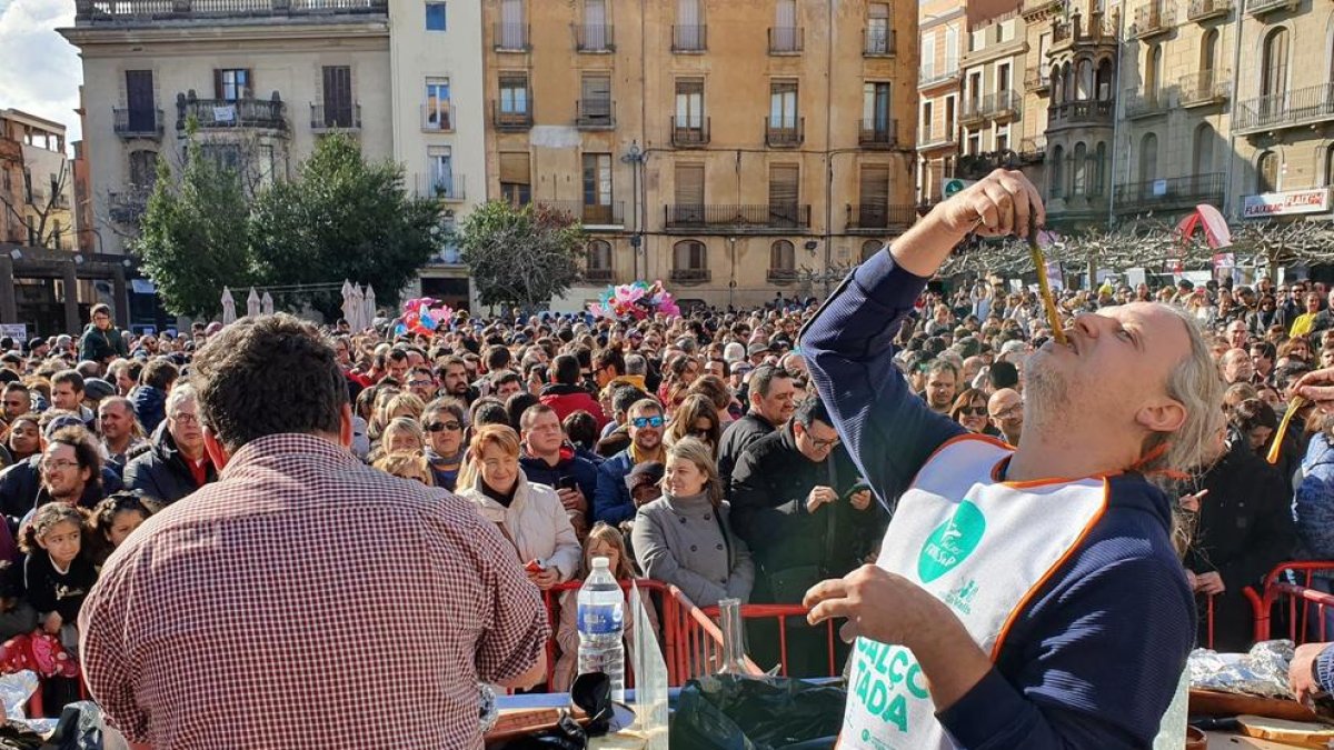 Valls reviu el tipisme calçotaire amb la Gran Festa de la Calçotada