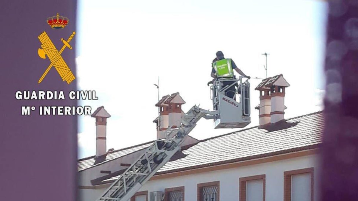 Eviten el suïcidi d'un noi en regalar-li una mascareta de la Guàrdia Civil