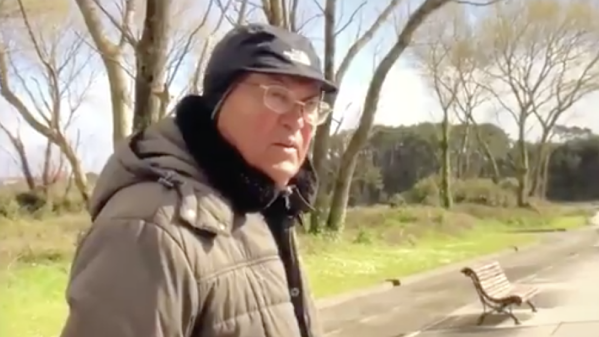 Un veí de Corunya s'assabenta del confinament gràcies a una reportera