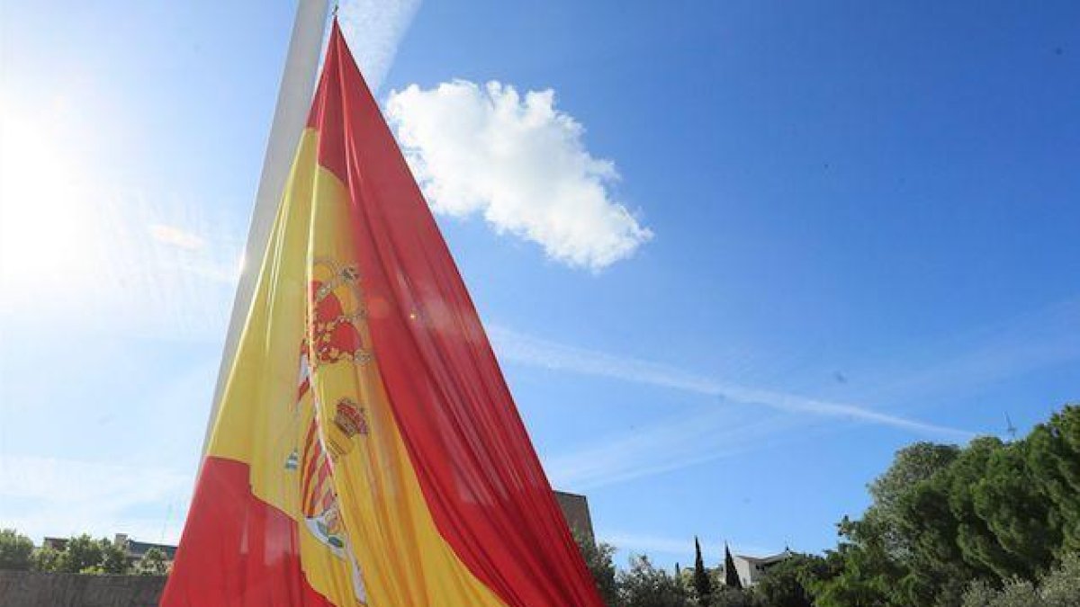 L'agredeixen a Càceres mentre portava una bandera d'Espanya i una samarreta de «Sánchez, dimissió»