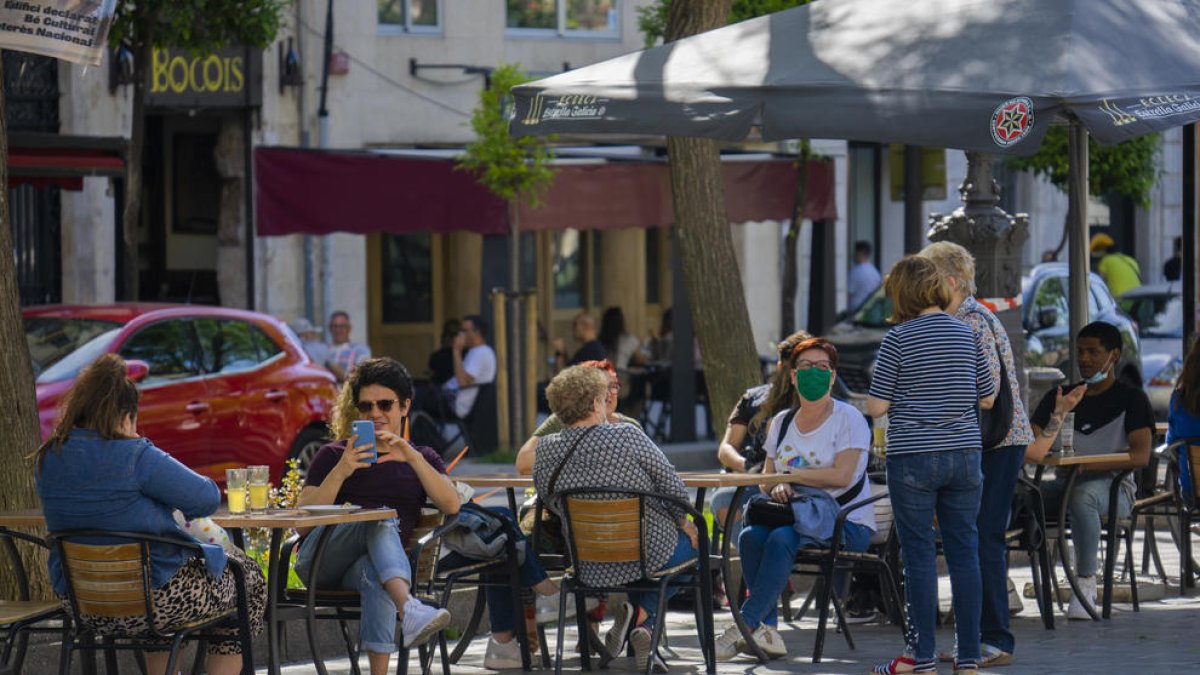 El cumplimiento|cumplido del uso de mascarillas es más respetado en la calle que en el bar