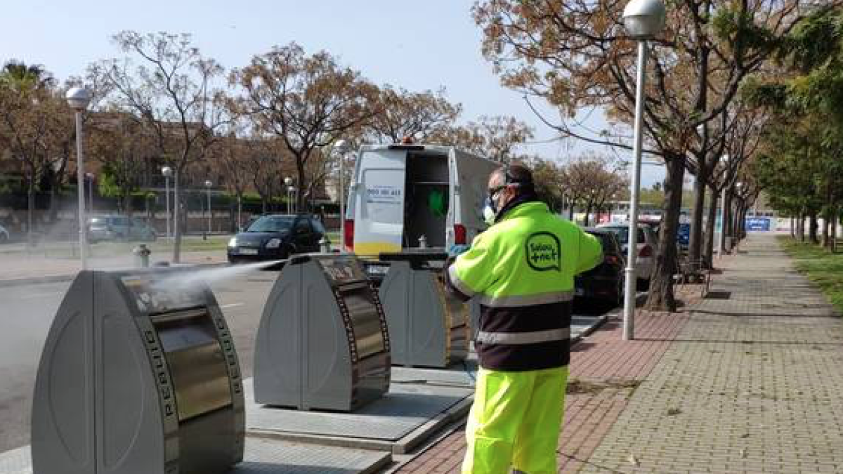 L'ajuntament de Salou incrementa el servei d'hidroneteja a la via pública per garantir la millor qualitat sanitària
