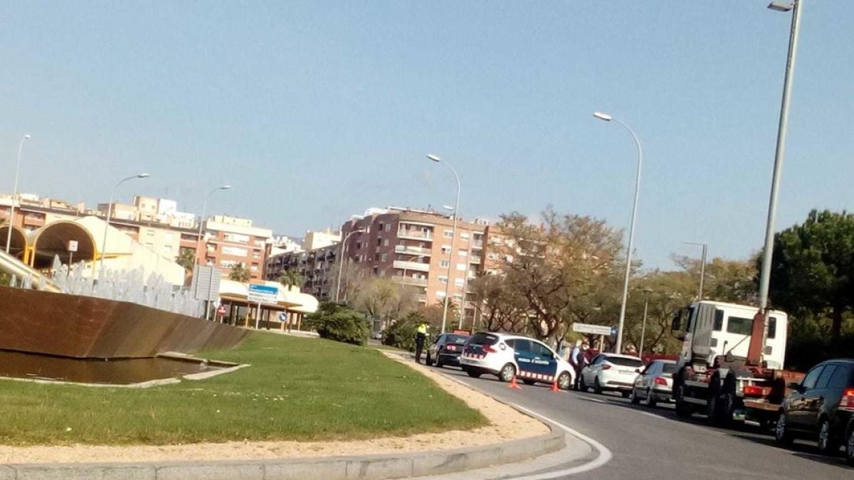 Alcanar barra el pas a una quarantena de vehicles davant l'arribada «massiva» de ciutadans a les segones residències