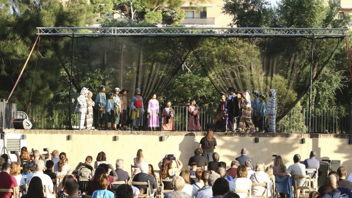 Los bailes pequeños llevan|traen a Mas Iglesias la ilusión infantil de Misericordia