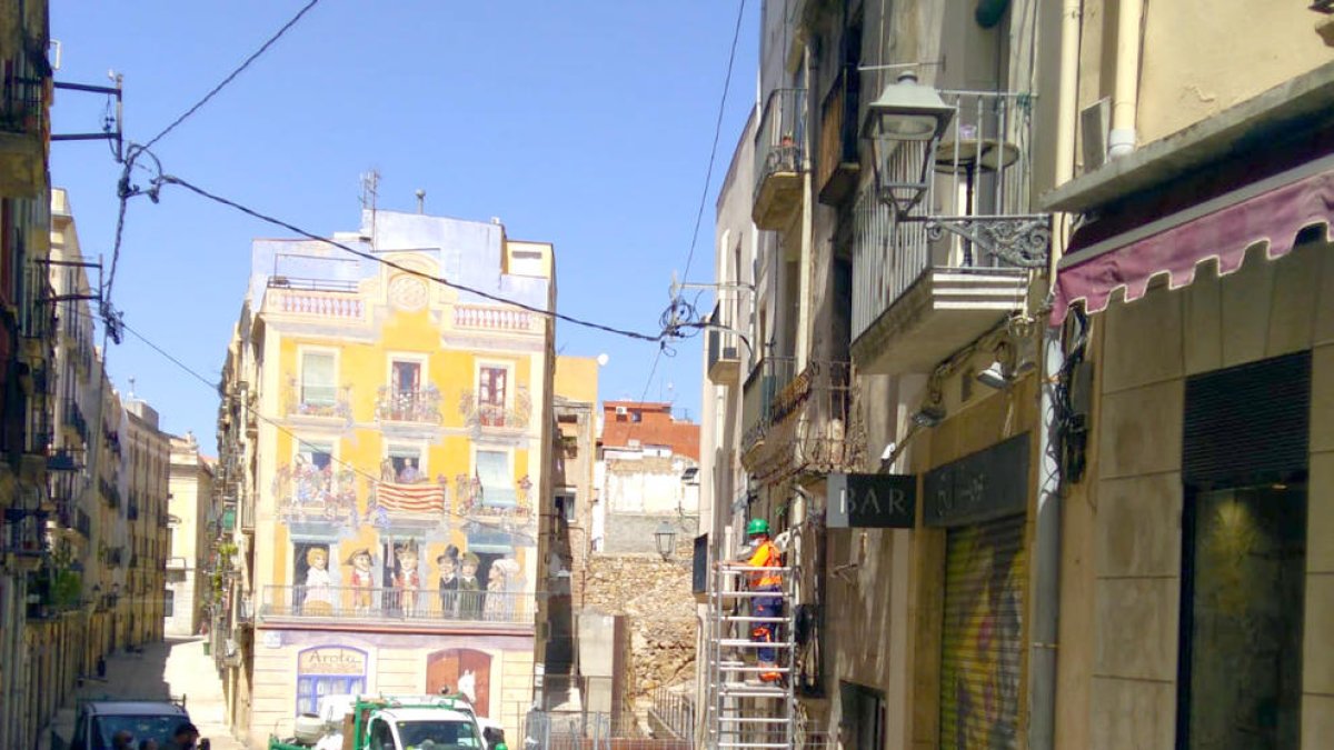 De l'edifici de Sedassos ocupat que es va incendiar només queda la façana