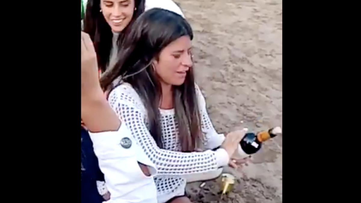 Una noia causa furor a les xarxes en aconseguir obrir una ampolla de vi sense un llevataps