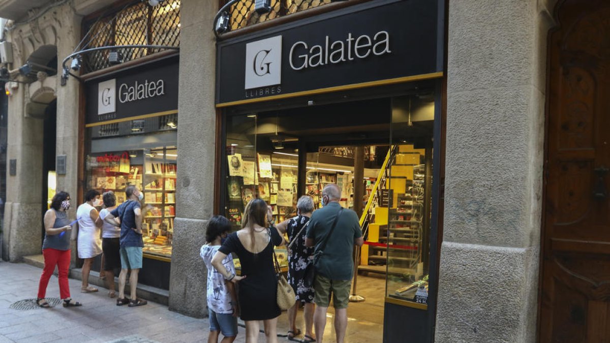 El Sant Jordi d'estiu a Reus es queda dins de les llibreries i floristeries