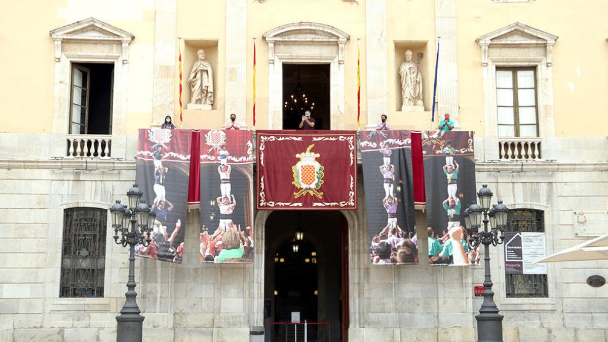 Las collas tarraconenses despliegan cuatro imágenes de pilares caminantes en la fachada del Ayuntamiento