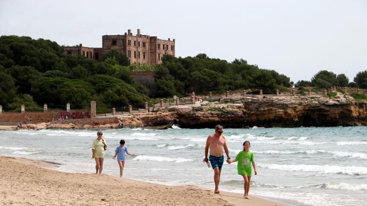 Las playas de Tarragona se llenan de vecinos paseando pero sin bañistas en el último día de la fase 1