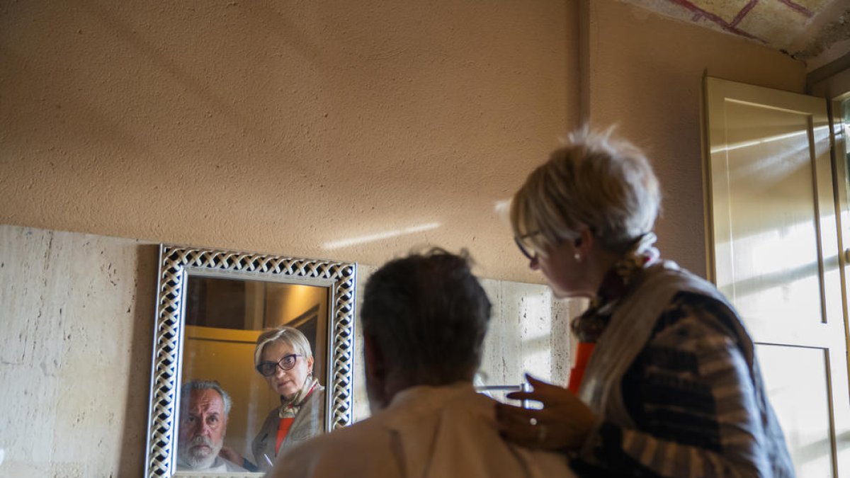 Perruquers solidaris tallen el cabell a gent sense sostre a Sant Joan