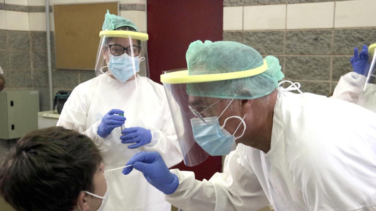 Espanya registra 10.653 nous positius per covid-19 i 31.118 morts, 84 més que dimecres