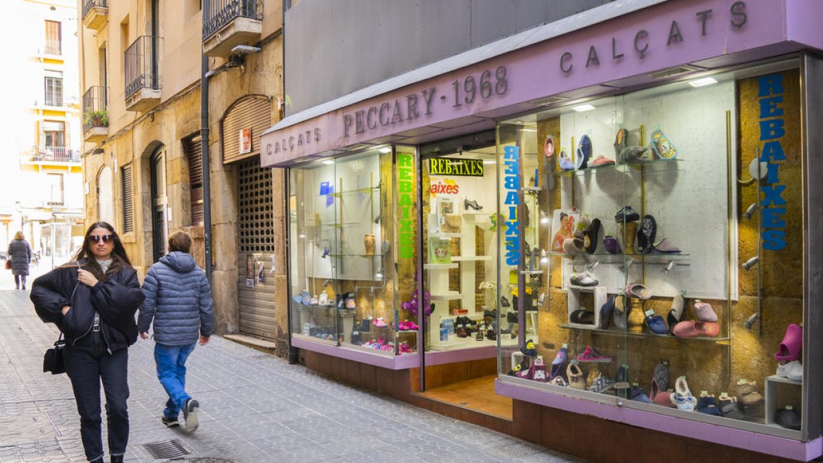 Tanquen dues sabateries del centre de la ciutat a causa del lloguer