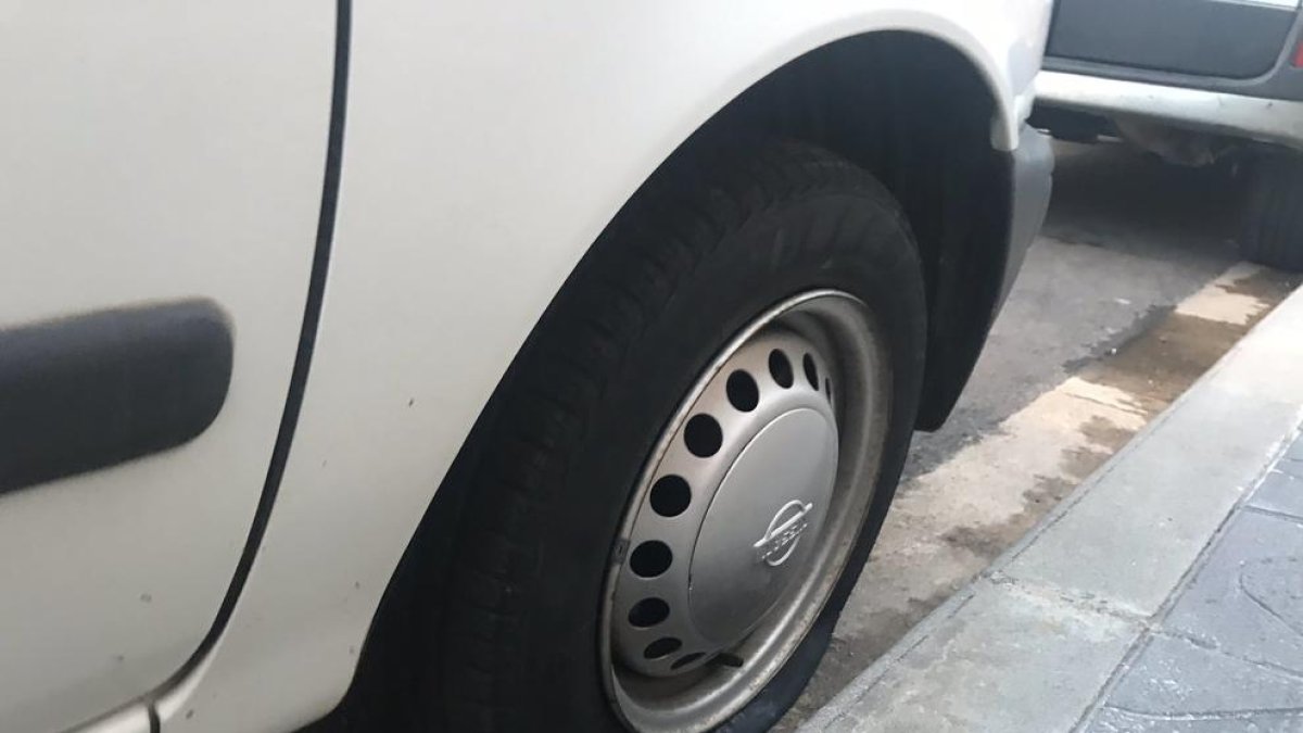 Apareixen cotxes amb vidres trencats i rodes punxades prop del Camp de Mart