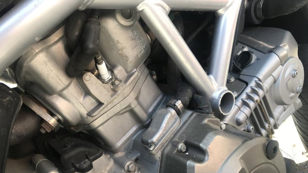 Destrozan bujías de motos para poder después robar a coches aparcados en Tarragona