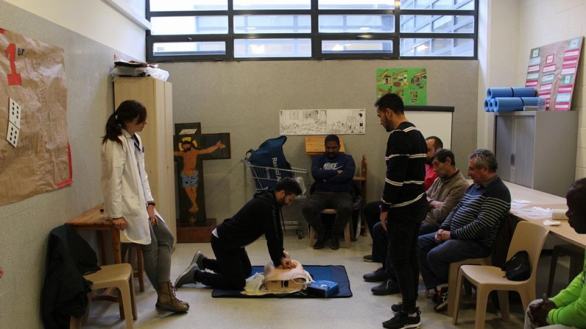 Presos de Mas d'Enric aprenden a realizar primeros auxilios