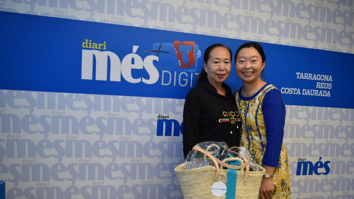 Sun Xiaojiao recoge la cesta Caprabo del sorteo del Diari Més