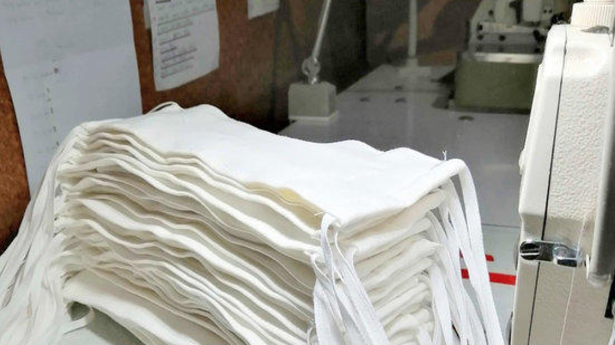 Salut explica com fer mascaretes casolanes en un vídeo