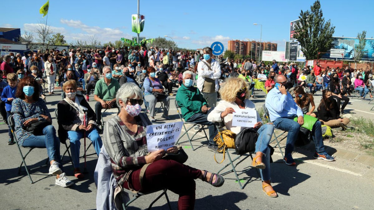 Més d'un miler de persones clamen a Igualada contra el macropolígon de la Conca d'Òdena