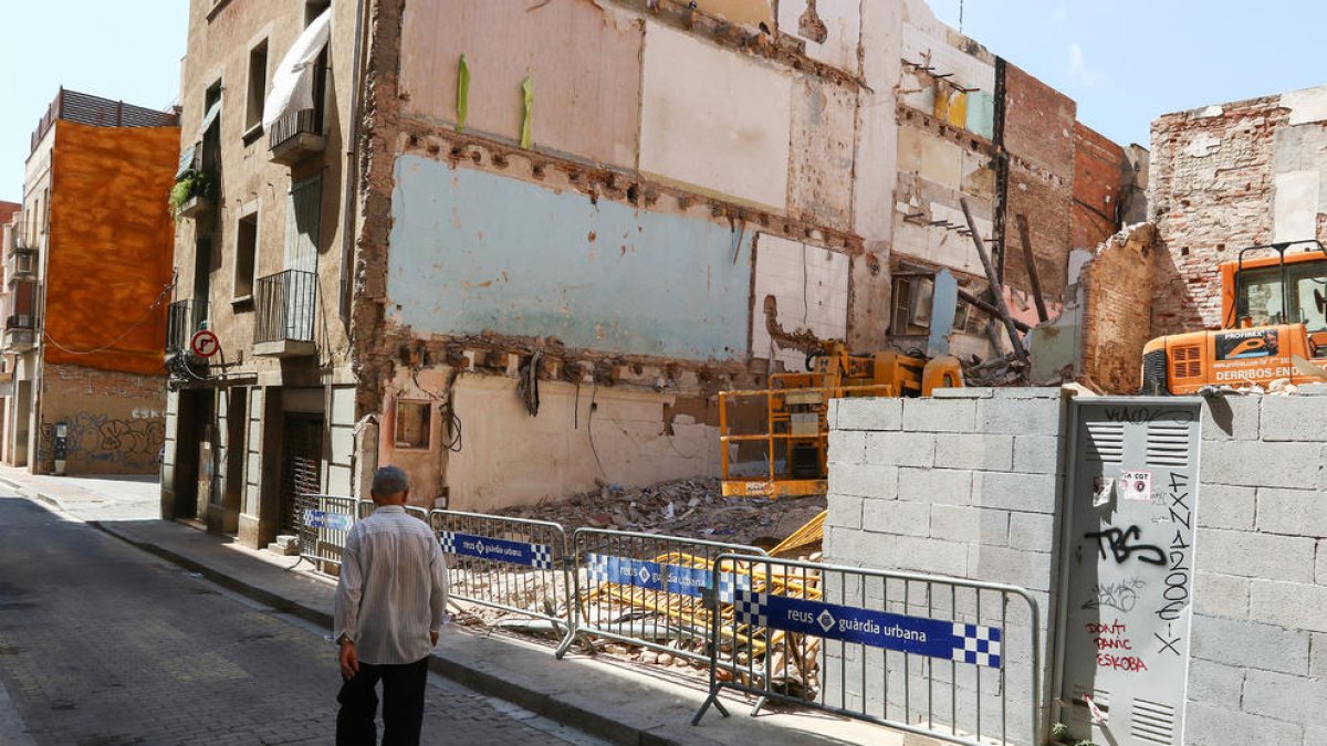 Retiran los escombros del edificio hundido al barrio de Carme de Reus