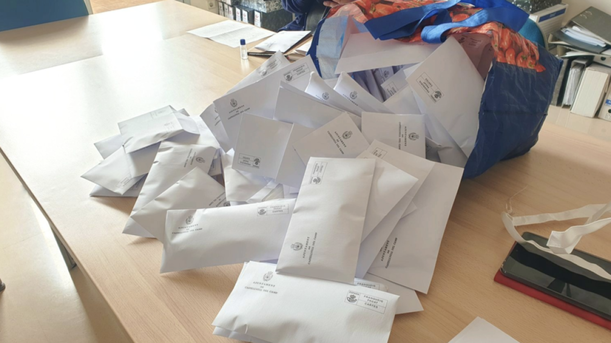 Castellvell del Camp comença a repartir mascaretes casolanes als veïns del municipi