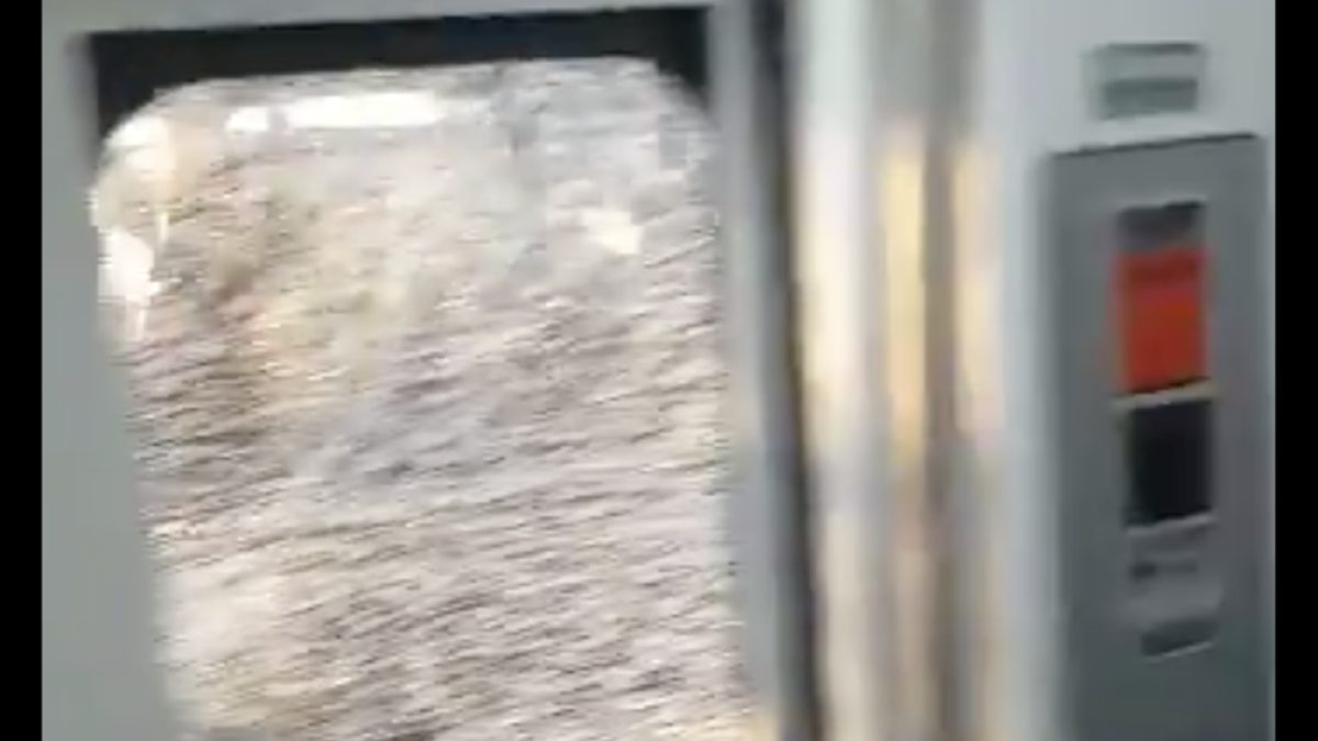 Acceden a un tren de Cercanías en Mataró y rompen 35 vidrios|cristales