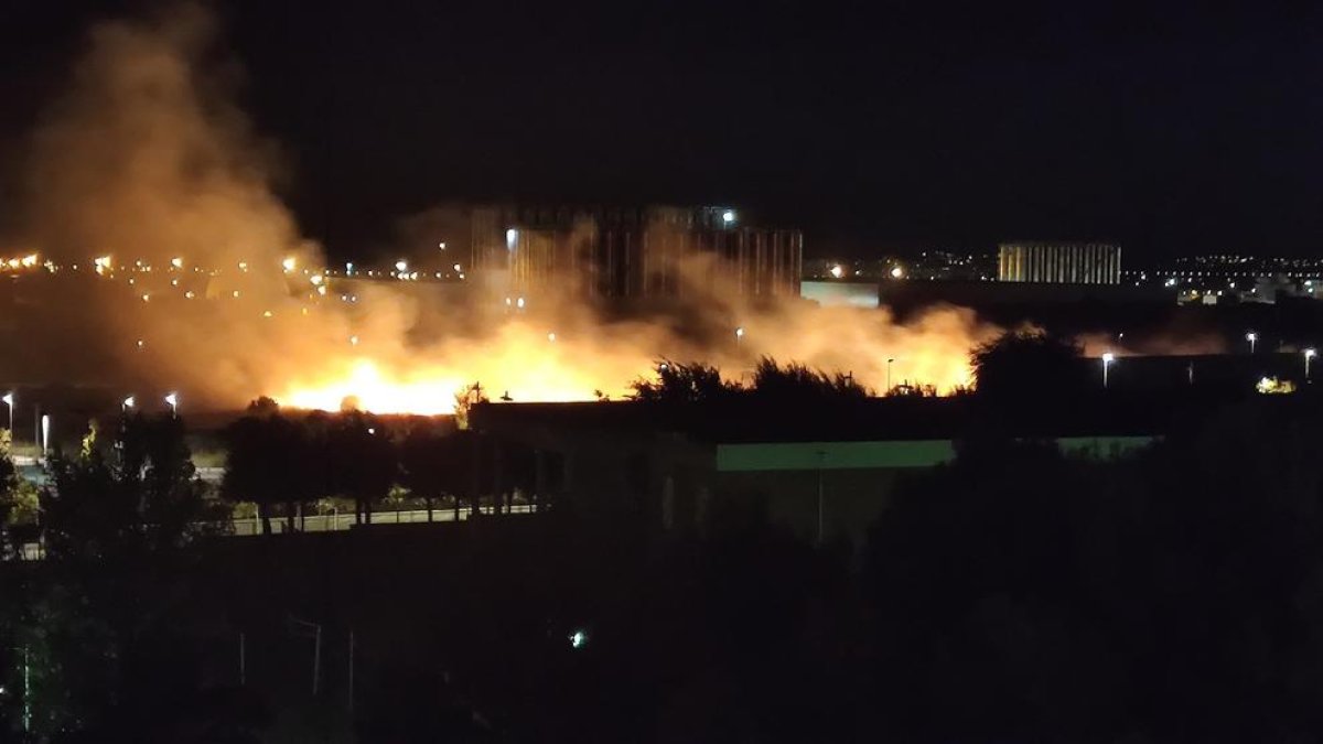 Un incendio en Campclar pone en alerta a los vecinos de la zona