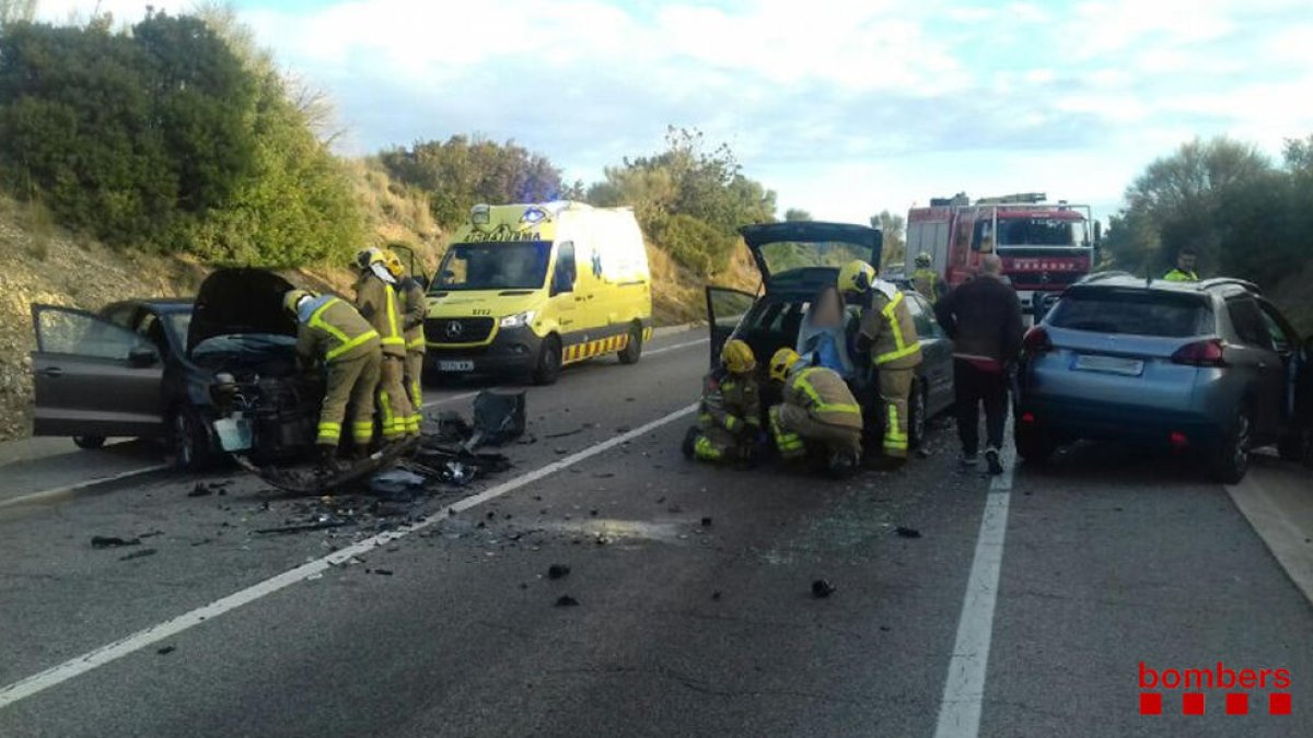Dues persones ferides en un accident entre tres vehicles a la T-721 a Constantí