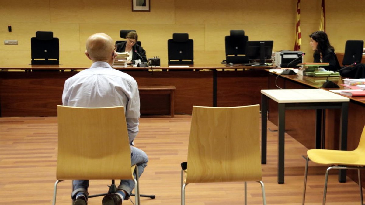 Un venedor de llaminadures d'Hostalric s'enfronta a 45 anys de presó per abusar de vuit nenes